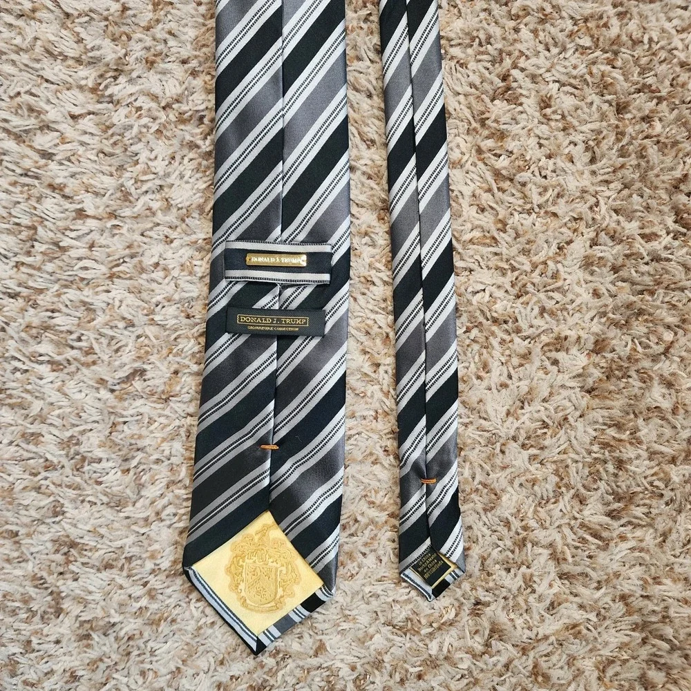 Donald J. Trump Signature Collection Black Gray Striped Men‎ Silk Neck Tie